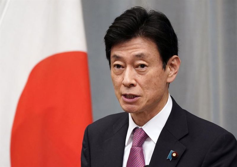 Ministro nipón de Economía, Comercio e Industria, Yasutoshi Nishimura (c). EFE/EPA/FRANCK ROBICHON 01 280323