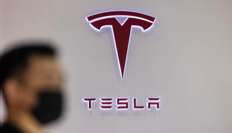 Fotografía de archivo del logo de Tesla.