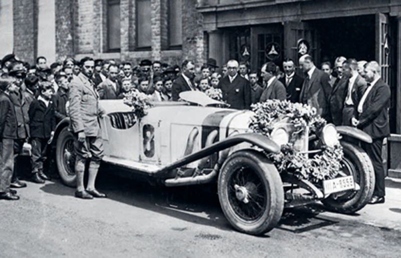 1927 - Gran Premio de Alemania en el Nürburgring: entrega del premio a Otto Merz en Stuttgart-Untertürkheim con Ferdinand Porsche (5º por la dcha.)