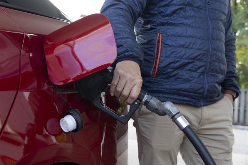 Alexandria (Usa), 30/09/2022.- A person pumps gas at a Shell gas station in Alexandria, Virginia, USA, 05 October 2022. A coalition of oil-EFE/EPA/MICHAEL REYNOLDS/Archivo 01 200123