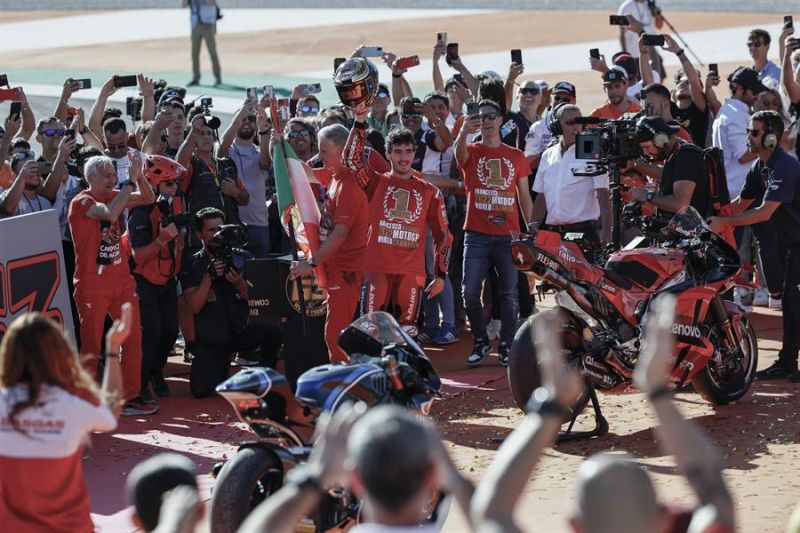 El piloto italiano Francesco Bagnaia (c) (Ducati) tras proclamarse campeón del mundo de MotoGP en el circuito Ricardo Tormo de Cheste (Valencia).  01 061122