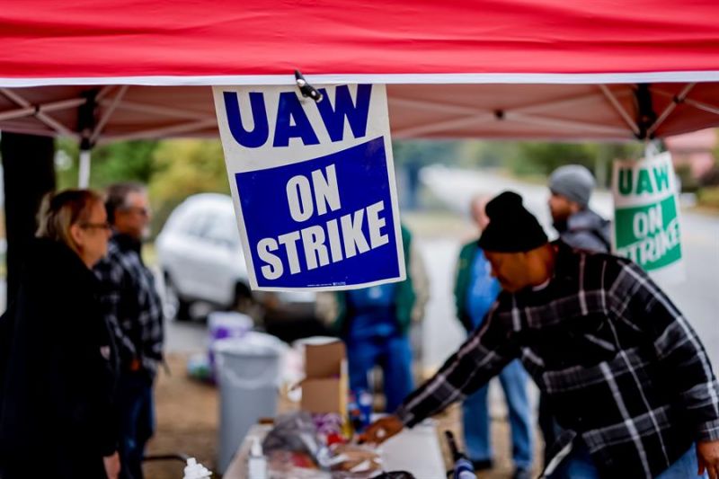 La huelga sindical United Auto Workers (UAW) firma frente a un centro de distribución de repuestos Chrysler-Mopar, propiedad de Stellantis, en Morrow, Georgia, EE.UU.. EFE/EPA/ERIK S. MENOR 01 121023