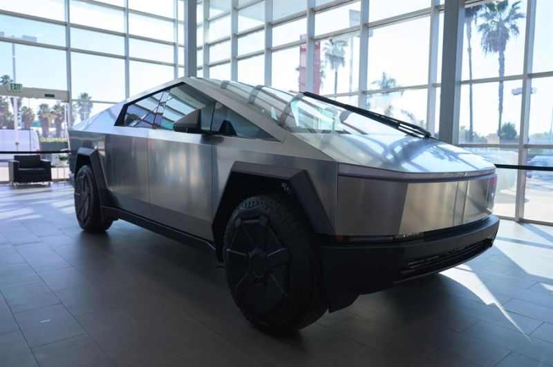 Fotografía de archivo en la que se registró un ejemplar de la camioneta 'pick-up' Cybertruck, del fabricante estadounidense de vehículos eléctricos Tesla, en Buena Park (California, EE.UU.). EFE/Allison Dinner 01200325