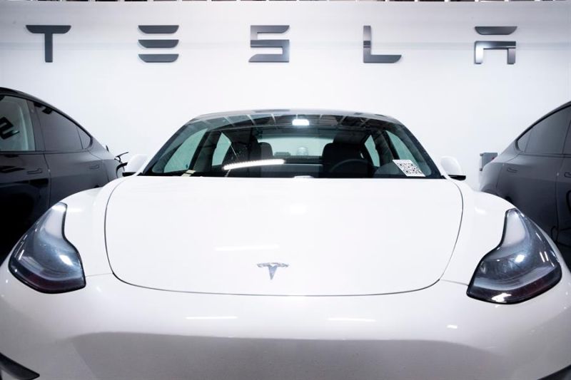 Un auto Tesla Model 3, en una fotografía de archivo. EFE/Michael Reynolds