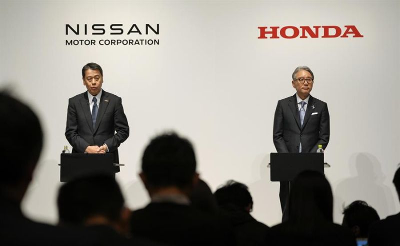 El presidente y CEO de Nissan, Makoto Uchida (izqu.), y su homólogo en Honda, Toshihiro Mibe, en la rueda de prensa en la que anunciaron este viernes que han empezado a negociar una alianza en materia de producción de componentes y software para vehículos