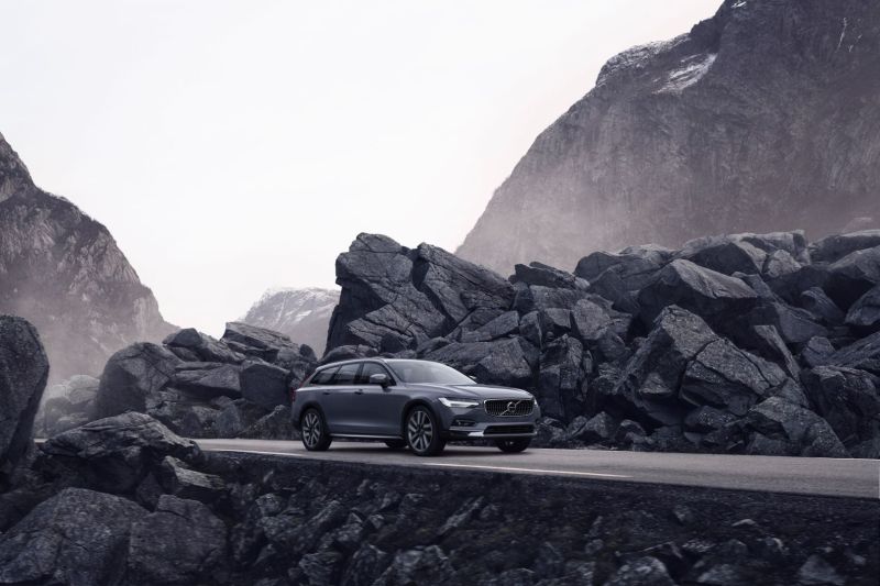 El Volvo V90 B6 AWD Cross Country en Thunder Grey 01 050522