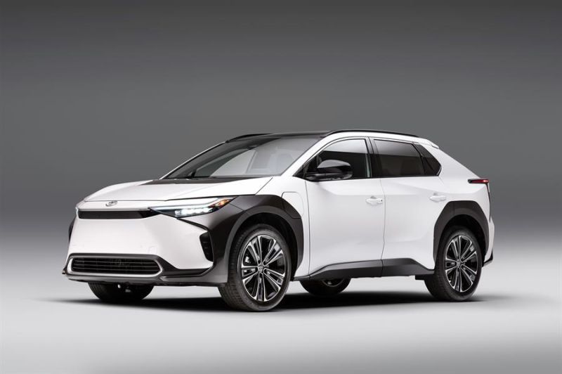 Fotografía cedida por Toyota donde aparece su nuevo vehículo eléctrico el todocaminos SUV bZ4X presentado este miércoles y que aparecerá en los concesionarios estadounidenses a mediados de 2022.  01 181121