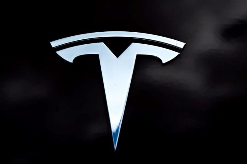Vista del logo de la empresa Tesla, en una fotografía de archivo. EFE/Filip Singer 01 181023