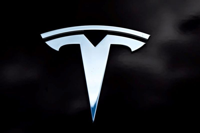 Vista del logo de la empresa Tesla, en una fotografía de archivo. EFE/Filip Singer 01 181023