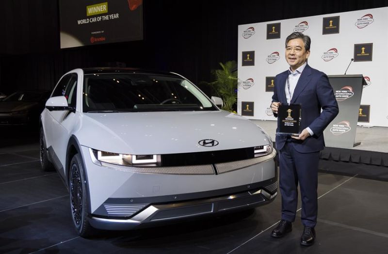 Jaehoon Chang, Presidente y CEO de Hyundai Motor Company, recibe el premio World Car of the Year Award por el Hyundai Iconic 5 durante el Auto Show de Nueva York 2022 en Nueva York, este 13 de abril de 2022. 04 130422