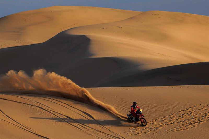 El piloto Ricky Brabec en la octava etapa del Rally Dakar 2022 entre Al Dawadimi y Wadi Ad Dawasiri, este lunes, en Arabia Saudí. 
