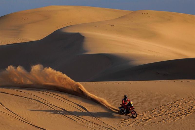 El piloto Ricky Brabec en la octava etapa del Rally Dakar 2022 entre Al Dawadimi y Wadi Ad Dawasiri, este lunes, en Arabia Saudí.
