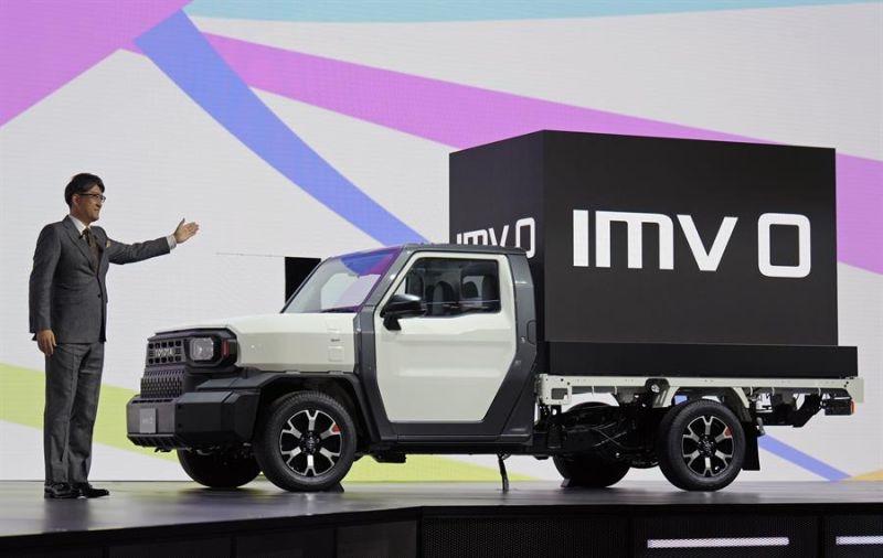 El presidente de Toyota Motor, Koji Sato, habla durante la presentación del modelo IMV 0 en el Japan Mobility Show, en Tokio (Japón), este 25 de octubre de 2023. EFE/EPA/Franck Robichon 01 251023