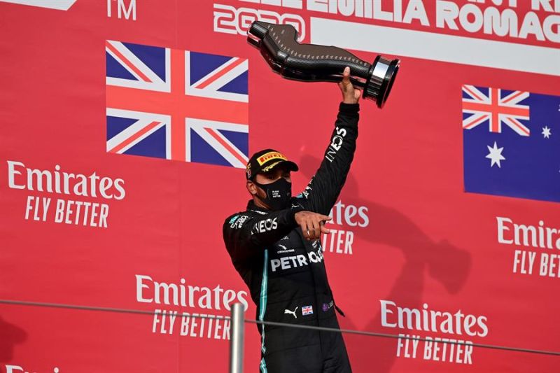 El piloto británico de Fórmula Uno Lewis Hamilton de Mercedes-AMG Petronas celebra en el podio después del Gran Premio de Fórmula Uno Emilia Romagna en la pista de carreras de Imola, Italia, el 01 de noviembre de 2020.