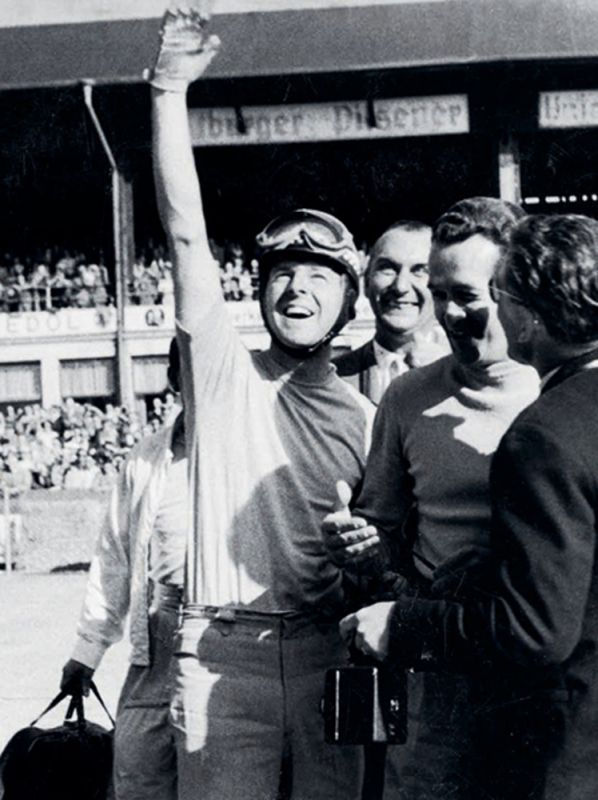 1956 - Victoria: Wolfgang Graf Berghe von Trips (izq.) y Umberto Maglioli (2º por la der.) celebran su victoria de clase.