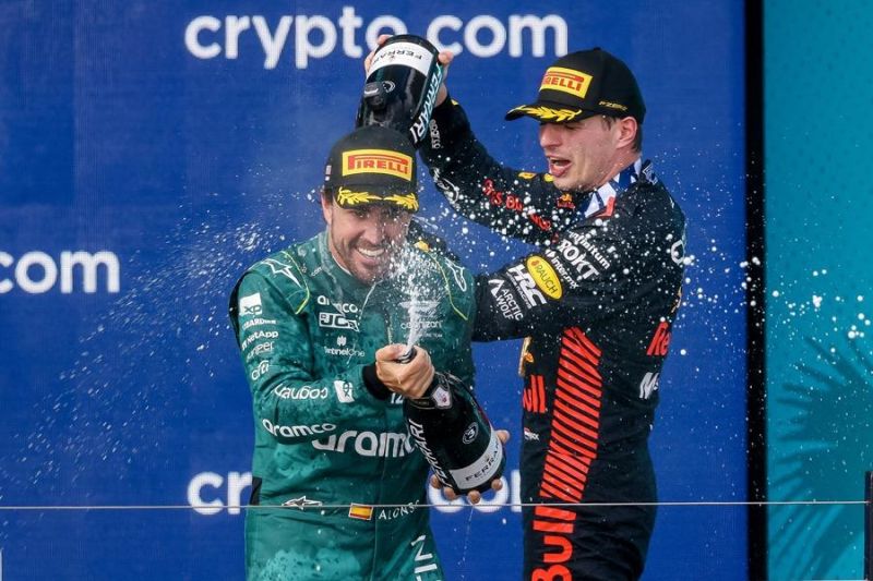 El piloto holandés Max Verstappen (d) de Red Bull Racing y el piloto español Fernando Alonso (i) de Aston Martin. EFE/EPA/Cristobal Herrera-Ulashkevich 01 080523