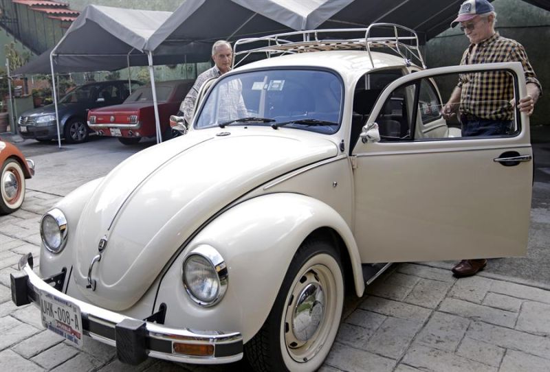 Benigno Piñas (d), propietario de un Volkswagen Sedán última edición, muestra su vehículo, el 28 de julio de 2023, en el estado de Puebla (México). EFE/Hilda Ríos 01 310723