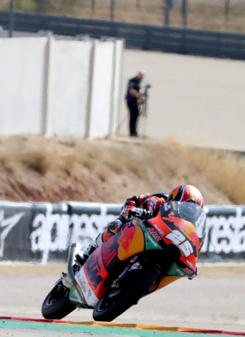 El piloto Raúl Fernández (Red Bull KTM Ajo) durante los entrenamientos celebrados hoy en el circuito turolense de Motorland Alcañiz, donde este fin de semana se disputa el Gran Premio Liqui Moly de Teruel del Campeonato del Mundo de MotoGP.