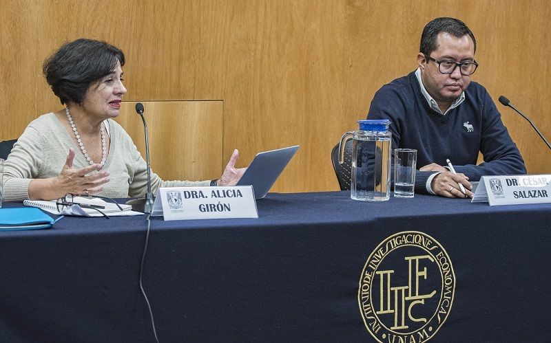 Alicia Girón y César Salazar, del Instituto de Investigaciones Económicas.