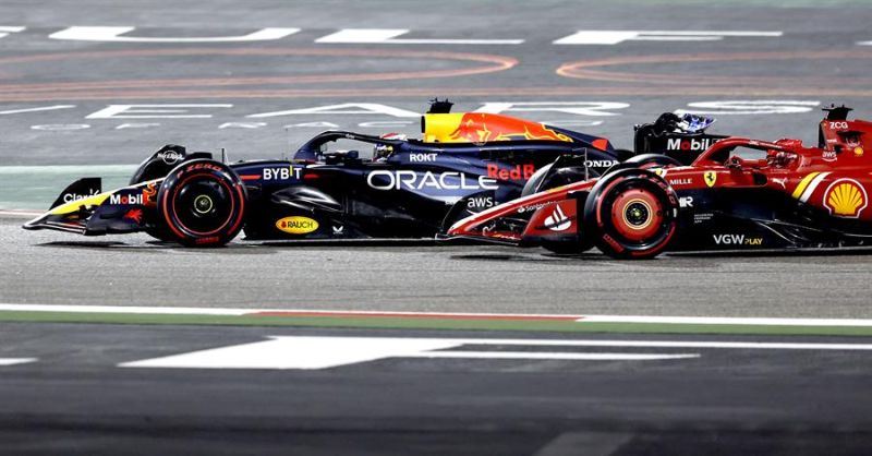 El piloto de Red Bull Racing Max Verstappen y Charles Leclerc, de Ferrari, en el circuito de Sakhir, Baréin. EFE/EPA/ALI HAIDER 01 020324
