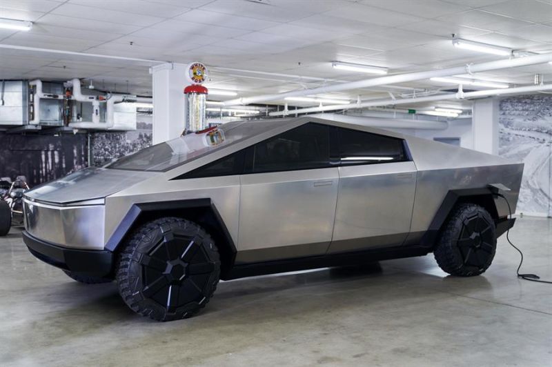 Un prototipo de Tesla Cybertruck carga en el Petersen Automotive Museum de Los Ángeles, California, EE.UU., 21 de diciembre de 2023. EFE/EPA/ALLISON DINNER 01 221223