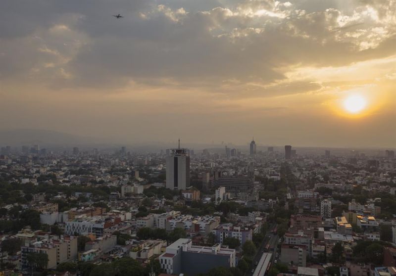 Fotografía que muestra este martes a la Ciudad de México (México).  01 040522