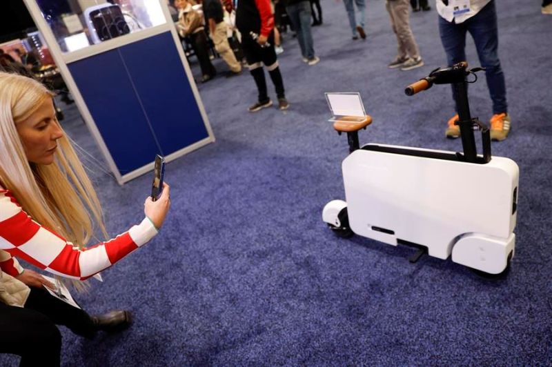 Una persona toma fotografía del Motocompacto de Honda, un dispositivo de transporte personal compacto de cero emisiones, durante el evento de prensa CES Unveiled Las Vegas en el Salón Internacional de Electrónica de Consumo 2024 Las Vegas, Nevada 01 08024