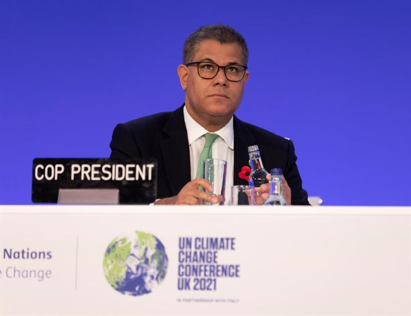 Alok Sharma (c), presidente de la COP26, en la 26ª Conferencia de las Naciones Unidas sobre el Cambio Climático, celebrada en Glasgow, Reino Unido. 01 141121