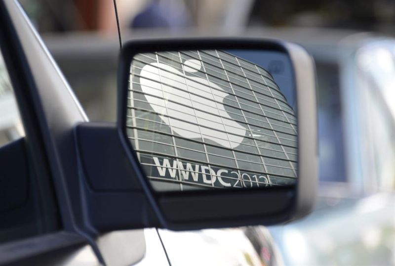 Fotografía de archivo en la que se registró un logo de la compañía estadounidense de tecnología Apple, reflejado en el espejo retrovisor de un automóvil, en San Francisco (California, EE.UU.). EFE/John G. Mabanglo 01 280224