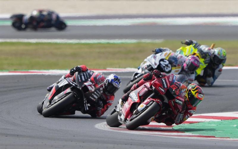 El italiano Francesco Bagnaia (d) durante el Gran Premio de MotoGP de San Marino, que supuso su cuarta victoria consecutiva en el Mundial.  01 040922