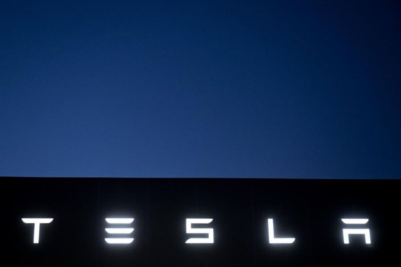 Fotografía de archivo del logo de la compañía Tesla. 01 090123