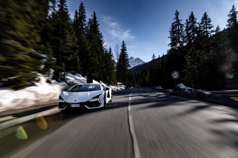 Un Lamborghini puerta de entrada a Courchevel 02120325