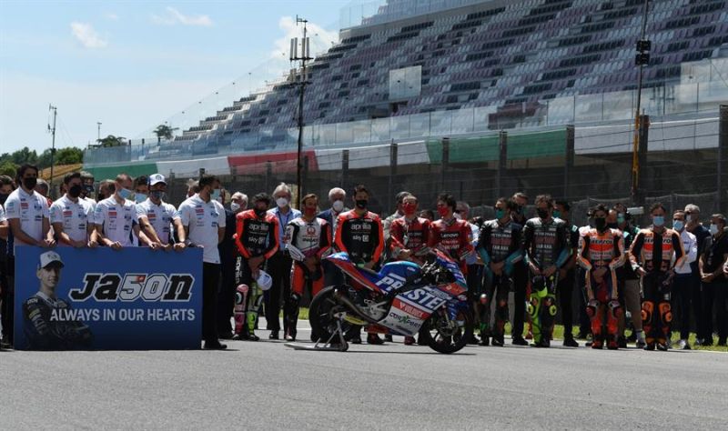 Los pilotos de MotoGP al frente de la formación de salida, han rendido un emotivo minuto de silencio como homenaje al suizo Jason Dupasquier, de 19 años, quien esta mañana falleció.