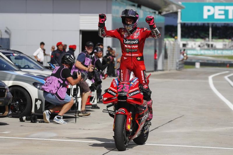 El piloto italiano de MotoGP Enea Bastianini (Ducati Lenovo Team) celebra la victoria del Gran Premio de Malasia. EFE/EPA/FAZRY ISMAIL 01 121123