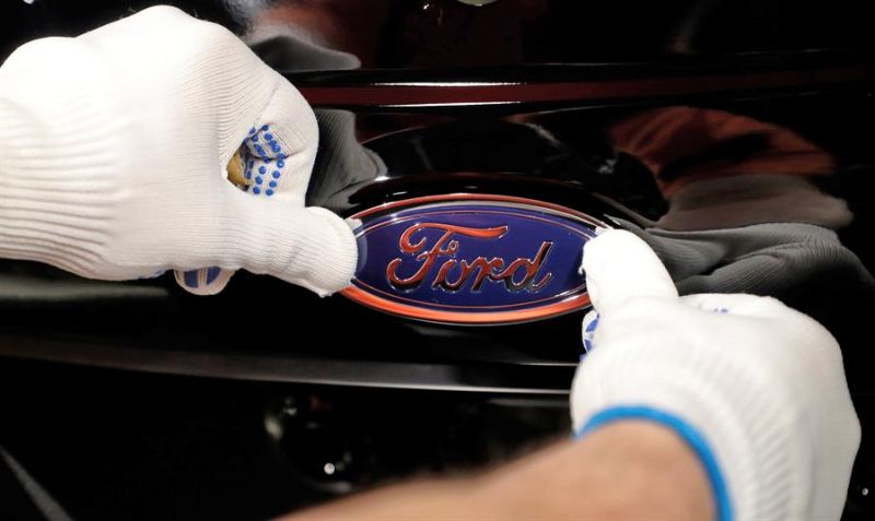 Fotografía de archivo que muestra a un empleado del fabricante de automóviles Ford.