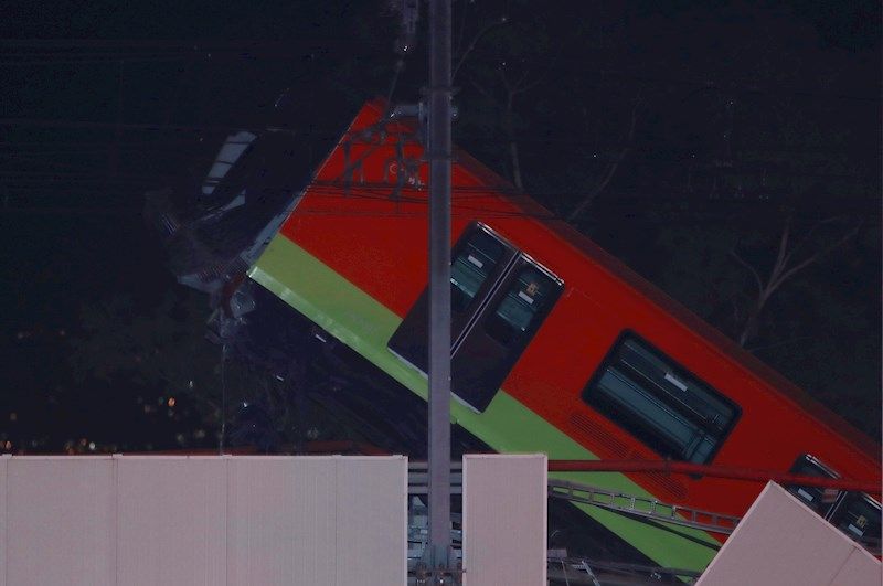 Fotografía de unos de los vagones tras el colapso del metro la noche de ayer, en la Ciudad de México