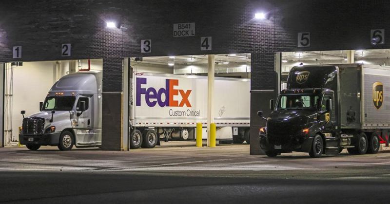 Fotografía de archivo de camiones de las empresas FedEx y UPS en Portage, Michigan (EE.UU.). 01 280222