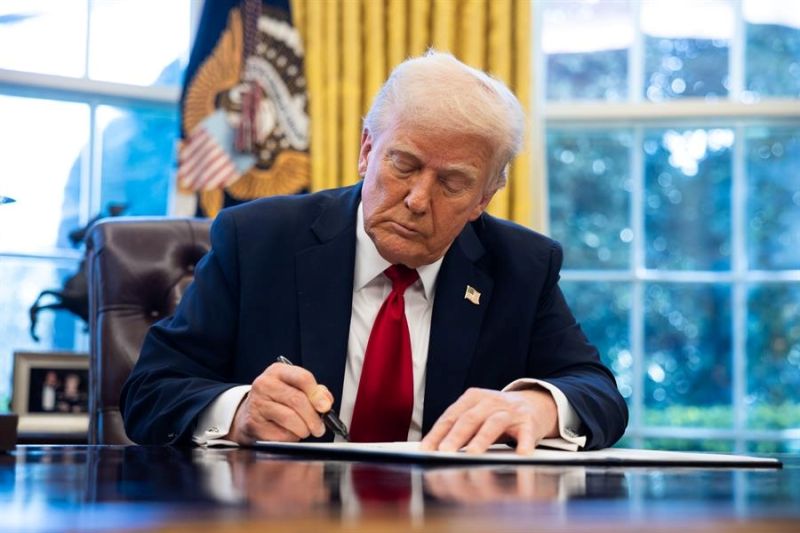 El presidente de Estados Unidos, Donald Trump, fue registrado este miércoles, 26 de marzo, al firmar un decreto de ley que impone aranceles al sector automotriz que importa sus partes o vehículos a EE.UU., en la Oficina Oval de la Casa Blanca, en Was 0127