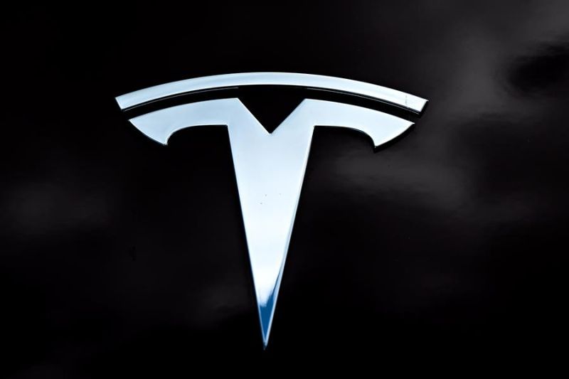 Fotografía de archivo del logo de la compañía Tesla. EFE/EPA/FILIP SINGER 01 090424