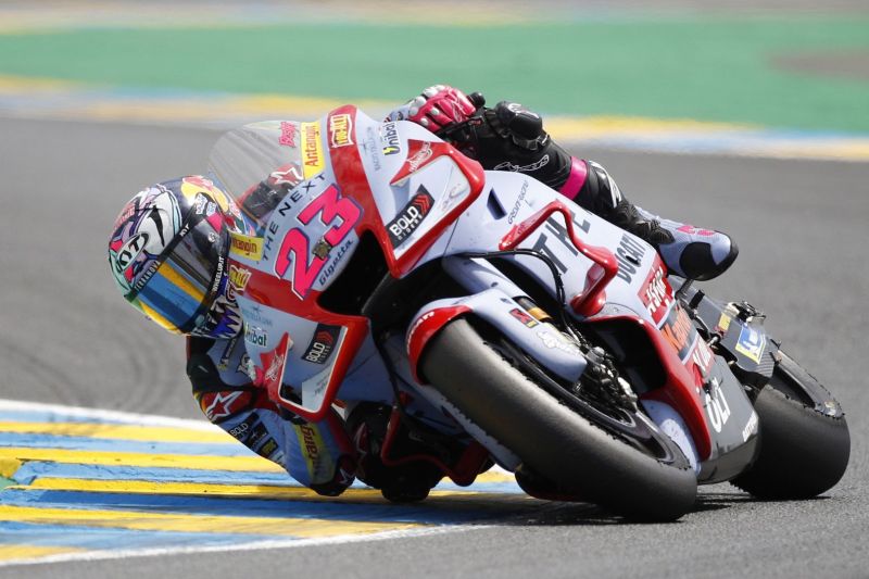 El piloto italiano de MotoGP Enea Bastianini del equipo Gresini Racing MotoGP en acción durante la carrera de MotoGP en el Gran Premio de Francia de Motociclismo en Le Mans, Francia, el 15 de mayo de 2022. 
