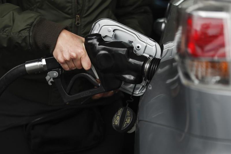 Una persona compra combustible para su vehículo en una estación de gasolina en Los Ángeles, California (EE.UU.), en una fotografía de archivo. 
