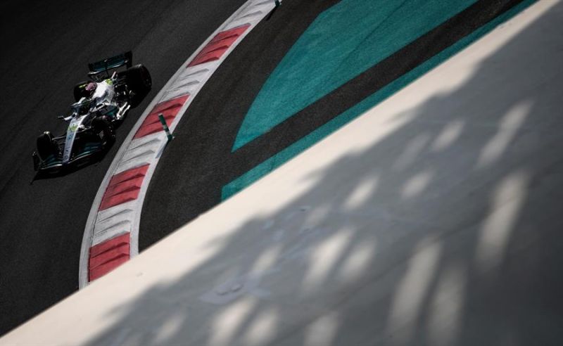 Lewis Hamilton, conductor de Mercedes-AMG Petronas, durante la tercera sesión de práctica del Abu Dhabi Fórmula Un Magnífico Prix 2022 en Yas Circuito Marino en Abu Dhabi,  01 191122