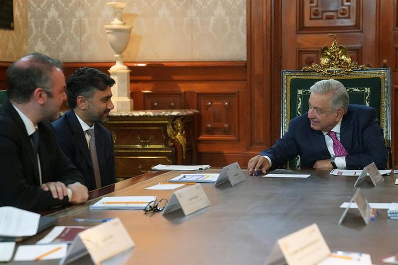 Fotografía cedida por Presidencia de México, del mandatario mexicano Andrés Manuel López Obrador (d), junto al director de Desarrollo de Negocios de Tesla, Rohan Patel (c) y el director de Mercado de Tesla en México, Eugenio Grandio EFE/Presidencia 090323