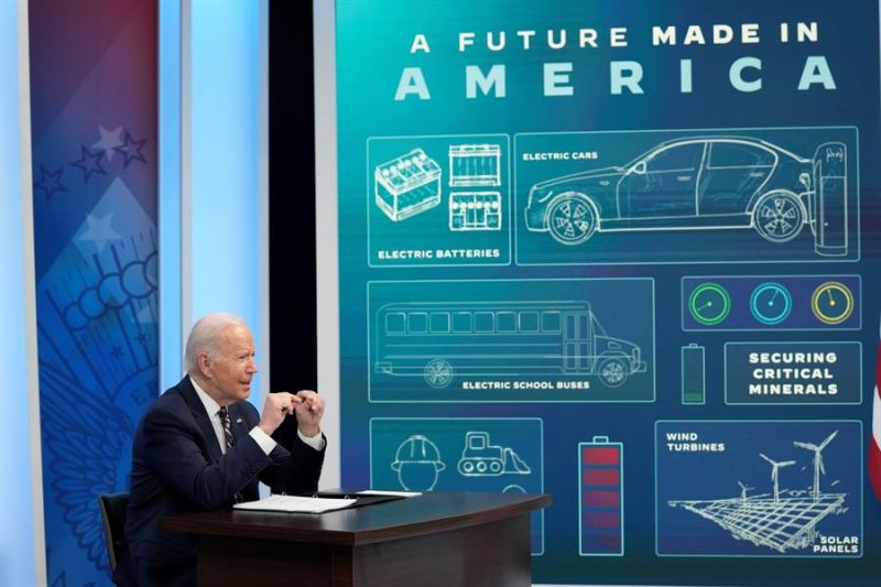 El presidente de Estados Unidos, Joe Biden, fue registrado este martes al anunciar los planes para asegurar las cadenas de suministro de minerales críticos e impulsar la fabricación de energía limpia, en Washington DC (EE.UU.).