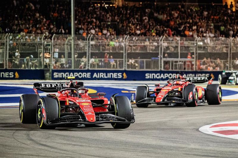 El español Carlos Sainz (Ferrari) por delante de Charles Leclerc, también de Ferrari ) EFE/EPA/TOM WHITE 01 170923