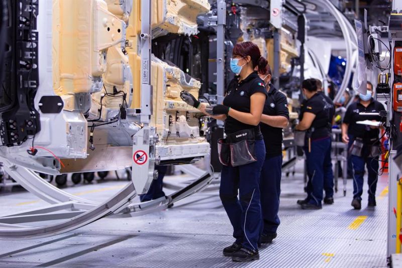 Fotografía de archivo de una vista general de una linea de producción del nuevo vehículo de la Serie 2 Coupé, del BMW, en su planta de armado en San Luis Potosí (México).