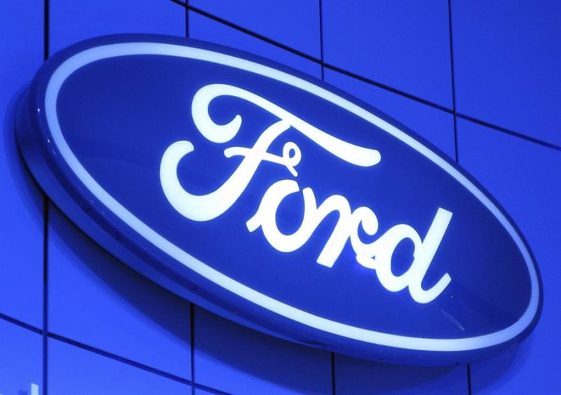Vista del logotipo del fabricante estadounidense Ford. 