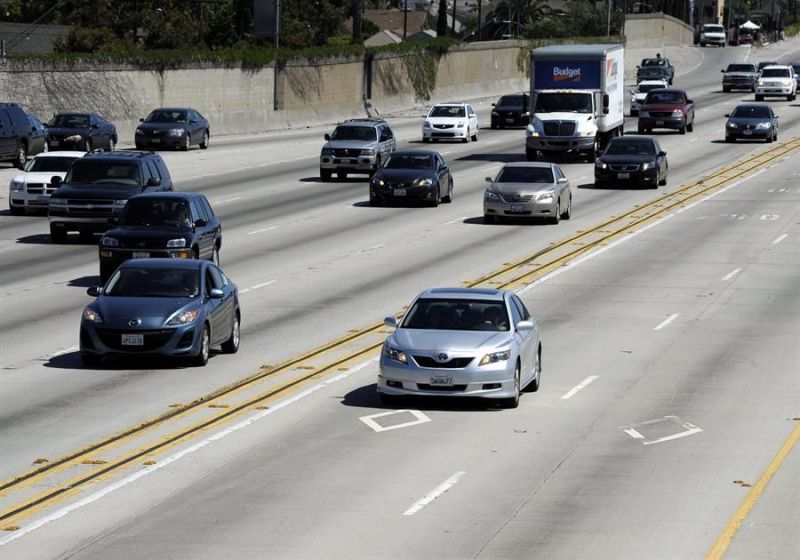 Fotografía de archivo de tráfico en una autopista en Los Ángeles, California (EE.UU.). EFE/Paul Buck 01 210324