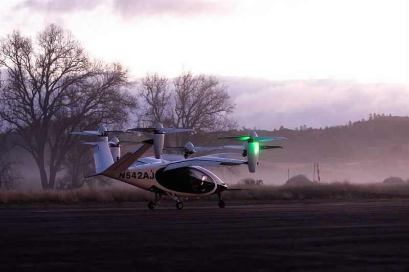 Fotografía cedida por Joby Aviation donde se muestra el avión eléctrico de despegue y aterrizaje vertical (eVTOL) en la base de vuelo eléctrico de la compañía ubicada cerca de Big Sur, California (EE.UU.). 