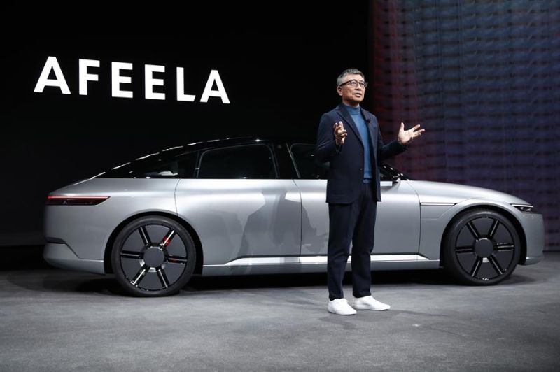 El director representante, presidente y CEO de Sony Honda Mobility Inc. Yasuhide Mizuno presenta el nuevo prototipo de vehículo eléctrico de la marca 'AFEELA' de Sony 01 050123